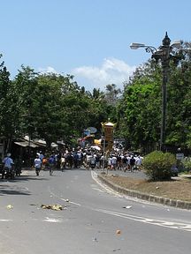Bali - Prozession zur Verbrennungszeremonie