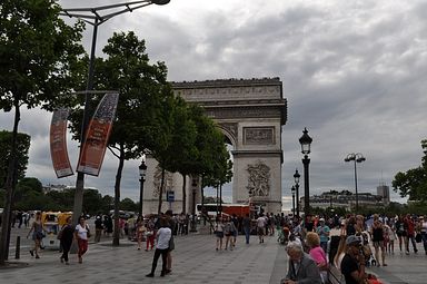Paris - Avenue des Champs-Elysees/Arc de Triomphe