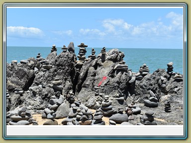 Pacific Coast - The Gatz Balancing Rocks (QLD)
