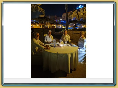 The Breakers Diving & Surfing Lodge
- Seafood Dinner am Hotelstrand -