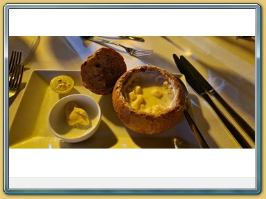 The Breakers Diving & Surfing Lodge
- Seafood Dinner am Hotelstrand -